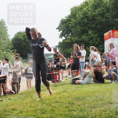 15.06.2025 - 27. Vierlanden-Triathlon KatJ http://msf.ph/oto/8033313 15.06.2025 11:15:45 Schwimmen 881, 919, 927, 946, 960 meine-sportfotos.de