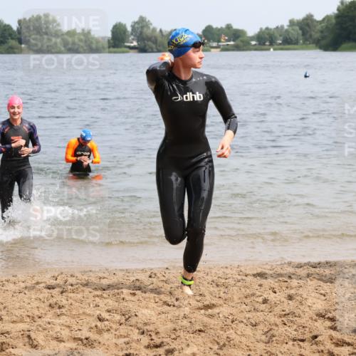 21.06.2025 - 27. Vierlanden-Triathlon Lena Gebhardt http://msf.ph/oto/8033315 15.06.2025 11:17:11 Schwimmen 911, 944, 945, 978, 979 meine-sportfotos.de