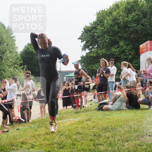 15.06.2025 - 27. Vierlanden-Triathlon KatJ http://msf.ph/oto/8033319 15.06.2025 11:15:45 Schwimmen 881, 919, 927, 946, 960 meine-sportfotos.de