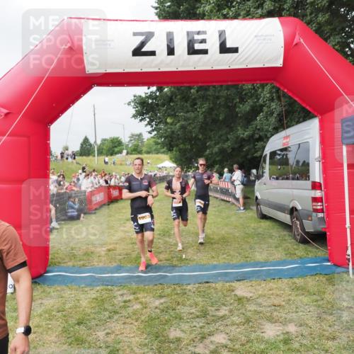 21.06.2025 - 27. Vierlanden-Triathlon MichiJ http://msf.ph/oto/8033323 15.06.2026 12:54:33 Ziel 757, 999, 1000, 1001, 1003 meine-sportfotos.de