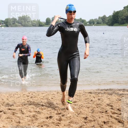 21.06.2025 - 27. Vierlanden-Triathlon Lena Gebhardt http://msf.ph/oto/8033326 15.06.2025 11:17:12 Schwimmen 911, 944, 945, 979 meine-sportfotos.de