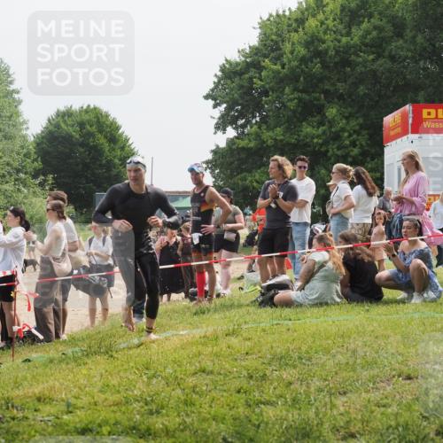 15.06.2025 - 27. Vierlanden-Triathlon KatJ http://msf.ph/oto/8033327 15.06.2025 11:15:46 Schwimmen 881, 919, 927, 946, 960 meine-sportfotos.de