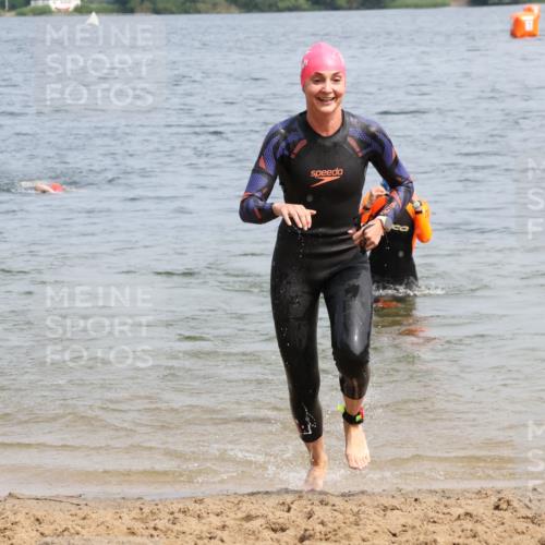21.06.2025 - 27. Vierlanden-Triathlon Lena Gebhardt http://msf.ph/oto/8033329 15.06.2025 11:17:13 Schwimmen 911, 944, 945, 979 meine-sportfotos.de
