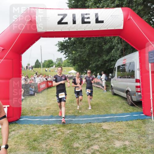 21.06.2025 - 27. Vierlanden-Triathlon MichiJ http://msf.ph/oto/8033330 15.06.2026 12:54:33 Ziel 757, 999, 1000, 1001, 1003 meine-sportfotos.de