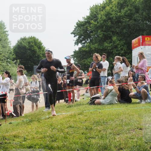 15.06.2025 - 27. Vierlanden-Triathlon KatJ http://msf.ph/oto/8033331 15.06.2025 11:15:47 Schwimmen 881, 919, 927, 946, 960 meine-sportfotos.de