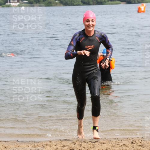 21.06.2025 - 27. Vierlanden-Triathlon Lena Gebhardt http://msf.ph/oto/8033335 15.06.2025 11:17:13 Schwimmen 911, 944, 945, 979 meine-sportfotos.de