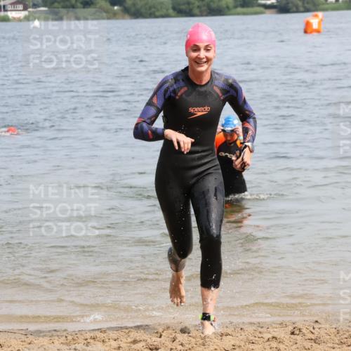 21.06.2025 - 27. Vierlanden-Triathlon Lena Gebhardt http://msf.ph/oto/8033340 15.06.2025 11:17:13 Schwimmen 911, 944, 945, 979 meine-sportfotos.de