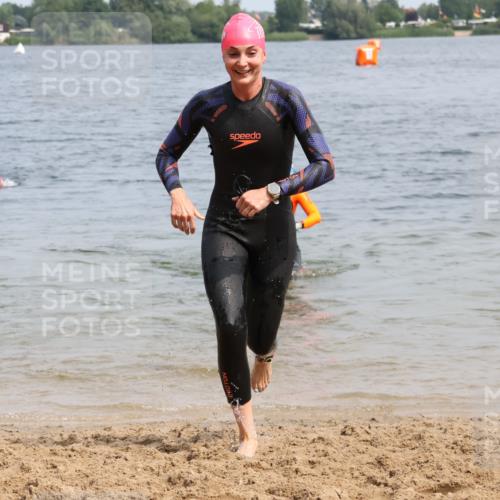 21.06.2025 - 27. Vierlanden-Triathlon Lena Gebhardt http://msf.ph/oto/8033342 15.06.2025 11:17:13 Schwimmen 911, 944, 945, 979 meine-sportfotos.de