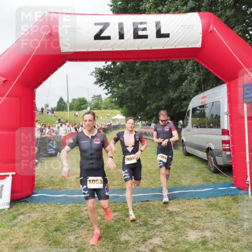 21.06.2025 - 27. Vierlanden-Triathlon MichiJ http://msf.ph/oto/8033344 15.06.2026 12:54:34 Ziel 999, 1000, 1001, 1003 meine-sportfotos.de