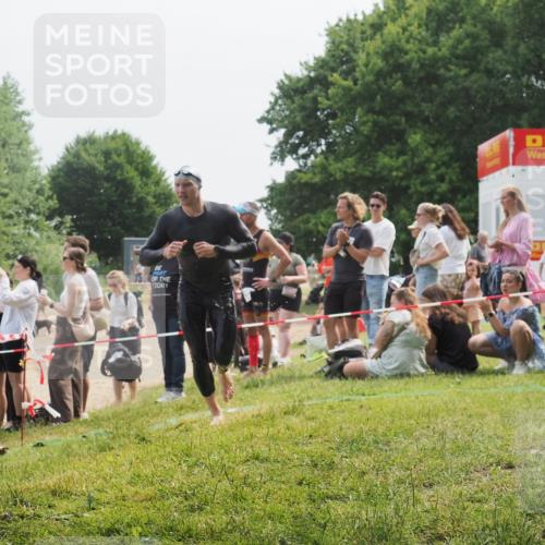 15.06.2025 - 27. Vierlanden-Triathlon KatJ http://msf.ph/oto/8033345 15.06.2025 11:15:47 Schwimmen 881, 919, 927, 946, 960 meine-sportfotos.de