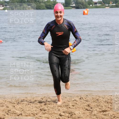 21.06.2025 - 27. Vierlanden-Triathlon Lena Gebhardt http://msf.ph/oto/8033349 15.06.2025 11:17:13 Schwimmen 911, 944, 945, 979 meine-sportfotos.de