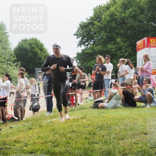 15.06.2025 - 27. Vierlanden-Triathlon KatJ http://msf.ph/oto/8033351 15.06.2025 11:15:47 Schwimmen 881, 919, 927, 946, 960 meine-sportfotos.de