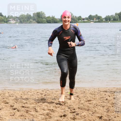 21.06.2025 - 27. Vierlanden-Triathlon Lena Gebhardt http://msf.ph/oto/8033354 15.06.2025 11:17:13 Schwimmen 911, 944, 945, 979 meine-sportfotos.de
