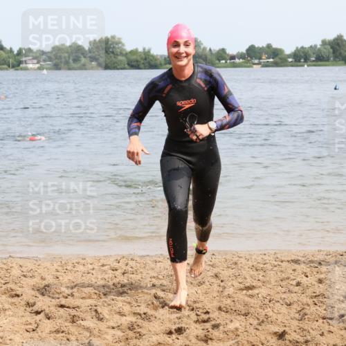 21.06.2025 - 27. Vierlanden-Triathlon Lena Gebhardt http://msf.ph/oto/8033356 15.06.2025 11:17:14 Schwimmen 911, 944, 945, 979 meine-sportfotos.de