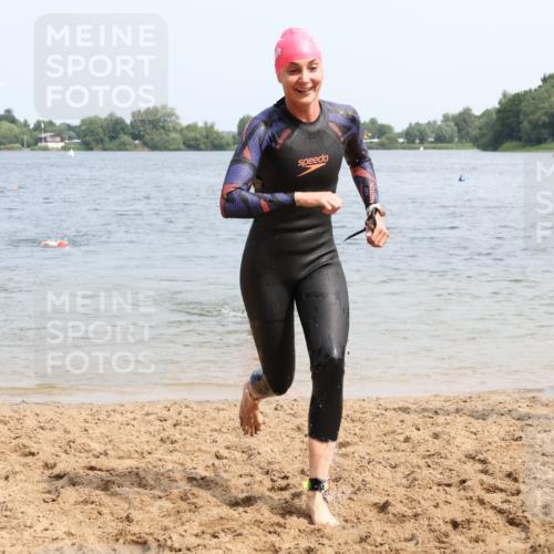 21.06.2025 - 27. Vierlanden-Triathlon Lena Gebhardt http://msf.ph/oto/8033361 15.06.2025 11:17:14 Schwimmen 911, 944, 945, 979 meine-sportfotos.de