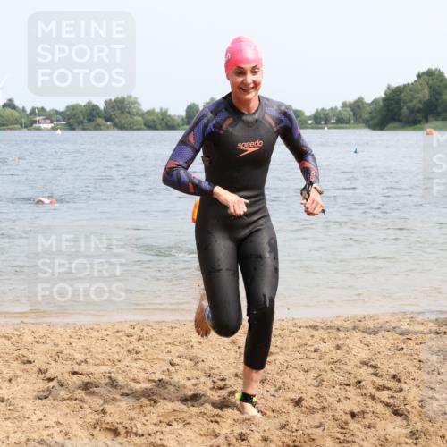 21.06.2025 - 27. Vierlanden-Triathlon Lena Gebhardt http://msf.ph/oto/8033364 15.06.2025 11:17:14 Schwimmen 911, 944, 945, 979 meine-sportfotos.de