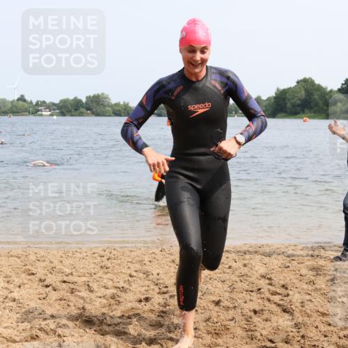 21.06.2025 - 27. Vierlanden-Triathlon Lena Gebhardt http://msf.ph/oto/8033368 15.06.2025 11:17:14 Schwimmen 911, 944, 945, 979 meine-sportfotos.de