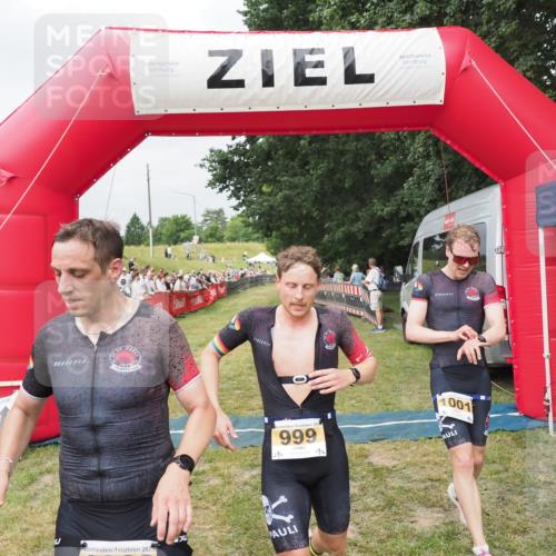 21.06.2025 - 27. Vierlanden-Triathlon MichiJ http://msf.ph/oto/8033371 15.06.2026 12:54:35 Ziel 999, 1000, 1001, 1003 meine-sportfotos.de
