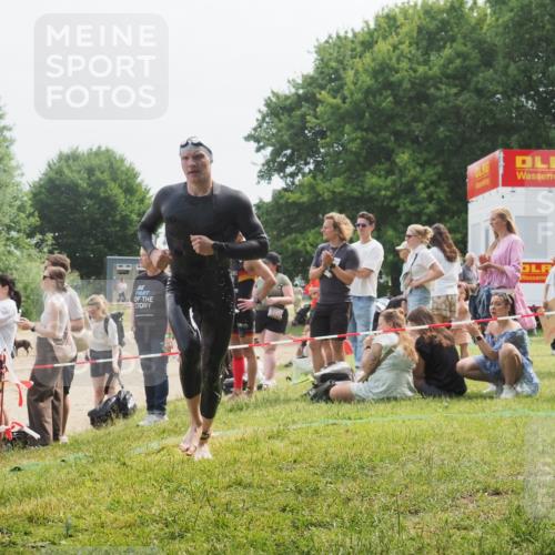 15.06.2025 - 27. Vierlanden-Triathlon KatJ http://msf.ph/oto/8033372 15.06.2025 11:15:47 Schwimmen 881, 919, 927, 946, 960 meine-sportfotos.de
