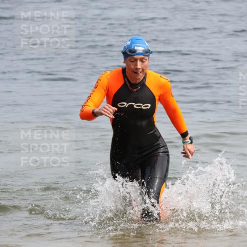 21.06.2025 - 27. Vierlanden-Triathlon Lena Gebhardt http://msf.ph/oto/8033375 15.06.2025 11:17:15 Schwimmen 911, 944, 945, 979 meine-sportfotos.de