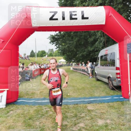 21.06.2025 - 27. Vierlanden-Triathlon MichiJ http://msf.ph/oto/8033377 15.06.2026 12:54:59 Ziel 990 meine-sportfotos.de