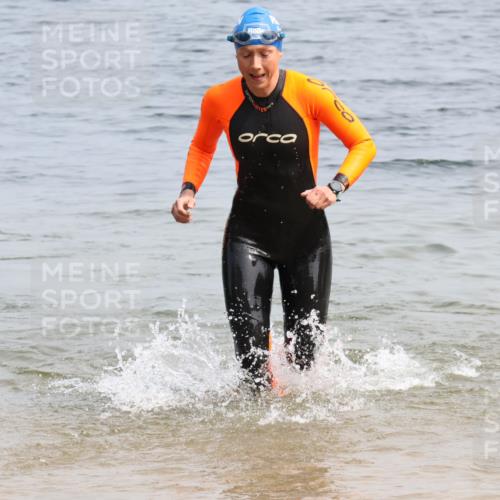 21.06.2025 - 27. Vierlanden-Triathlon Lena Gebhardt http://msf.ph/oto/8033379 15.06.2025 11:17:16 Schwimmen 911, 944, 945, 979 meine-sportfotos.de