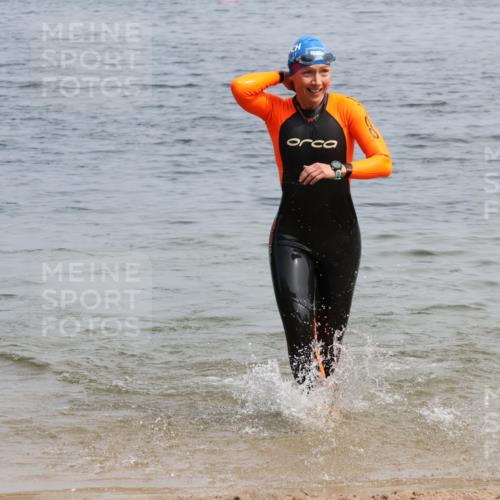 21.06.2025 - 27. Vierlanden-Triathlon Lena Gebhardt http://msf.ph/oto/8033383 15.06.2025 11:17:17 Schwimmen 911, 944, 979 meine-sportfotos.de