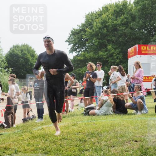 15.06.2025 - 27. Vierlanden-Triathlon KatJ http://msf.ph/oto/8033384 15.06.2025 11:15:48 Schwimmen 881, 919, 927, 946, 960 meine-sportfotos.de