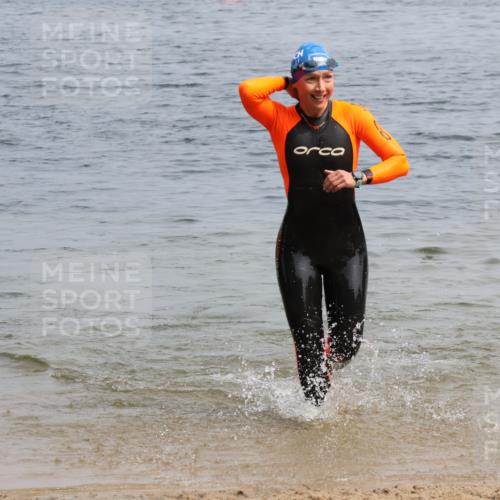 21.06.2025 - 27. Vierlanden-Triathlon Lena Gebhardt http://msf.ph/oto/8033388 15.06.2025 11:17:17 Schwimmen 911, 944, 979 meine-sportfotos.de