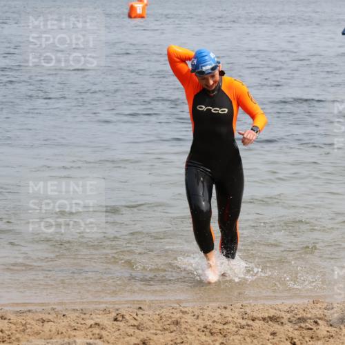 21.06.2025 - 27. Vierlanden-Triathlon Lena Gebhardt http://msf.ph/oto/8033389 15.06.2025 11:17:17 Schwimmen 911, 944, 979 meine-sportfotos.de