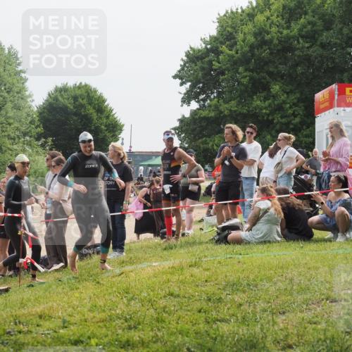 15.06.2025 - 27. Vierlanden-Triathlon KatJ http://msf.ph/oto/8033391 15.06.2025 11:15:51 Schwimmen 881, 919, 927, 946, 951, 960 meine-sportfotos.de