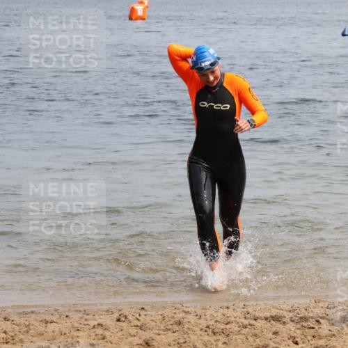 21.06.2025 - 27. Vierlanden-Triathlon Lena Gebhardt http://msf.ph/oto/8033394 15.06.2025 11:17:17 Schwimmen 911, 944, 979 meine-sportfotos.de