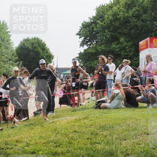 15.06.2025 - 27. Vierlanden-Triathlon KatJ http://msf.ph/oto/8033398 15.06.2025 11:15:51 Schwimmen 881, 919, 927, 946, 951, 960 meine-sportfotos.de