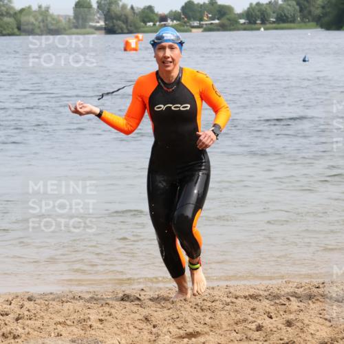 21.06.2025 - 27. Vierlanden-Triathlon Lena Gebhardt http://msf.ph/oto/8033400 15.06.2025 11:17:19 Schwimmen 911, 944, 979 meine-sportfotos.de