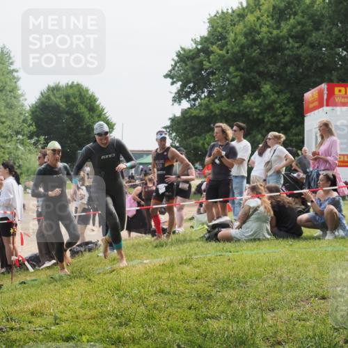 15.06.2025 - 27. Vierlanden-Triathlon KatJ http://msf.ph/oto/8033408 15.06.2025 11:15:51 Schwimmen 881, 919, 927, 946, 951, 960 meine-sportfotos.de
