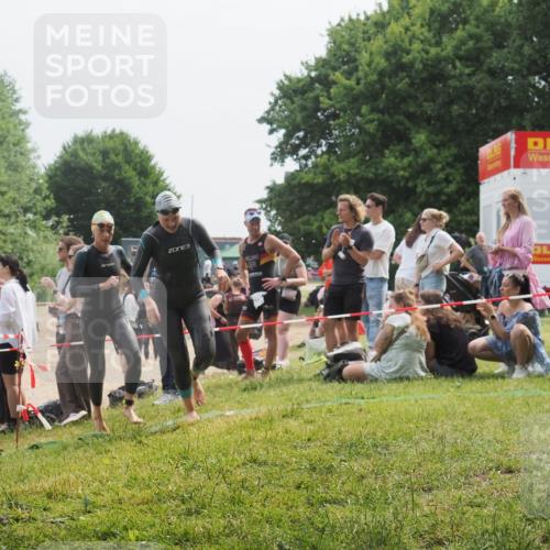 15.06.2025 - 27. Vierlanden-Triathlon KatJ http://msf.ph/oto/8033411 15.06.2025 11:15:51 Schwimmen 881, 919, 927, 946, 951, 960 meine-sportfotos.de
