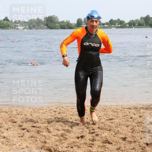 21.06.2025 - 27. Vierlanden-Triathlon Lena Gebhardt http://msf.ph/oto/8033414 15.06.2025 11:17:20 Schwimmen 911, 944, 979 meine-sportfotos.de