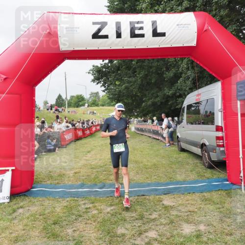 21.06.2025 - 27. Vierlanden-Triathlon MichiJ http://msf.ph/oto/8033418 15.06.2026 12:55:10 Ziel 656 meine-sportfotos.de