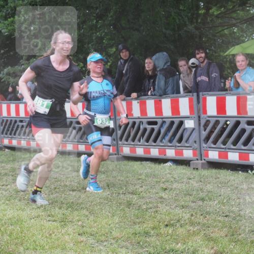 21.06.2025 - 27. Vierlanden-Triathlon KatJ http://msf.ph/oto/8033421 15.06.2025 13:45:09 Ziel 849, 881, 930, 956 meine-sportfotos.de