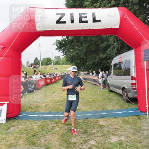 21.06.2025 - 27. Vierlanden-Triathlon MichiJ http://msf.ph/oto/8033427 15.06.2026 12:55:10 Ziel 656 meine-sportfotos.de