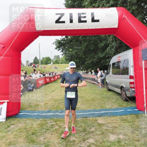 21.06.2025 - 27. Vierlanden-Triathlon MichiJ http://msf.ph/oto/8033433 15.06.2026 12:55:11 Ziel 656 meine-sportfotos.de