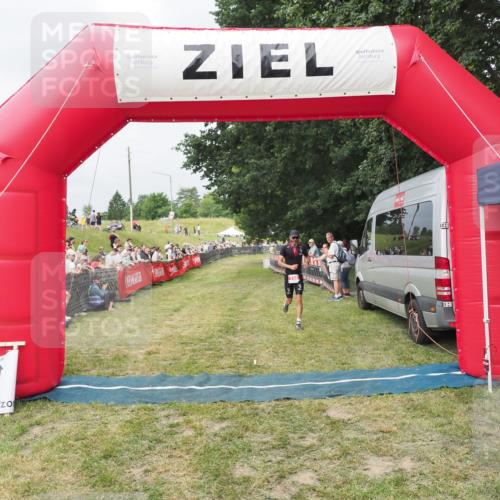 21.06.2025 - 27. Vierlanden-Triathlon MichiJ http://msf.ph/oto/8033449 15.06.2026 12:55:17 Ziel 116, 656 meine-sportfotos.de
