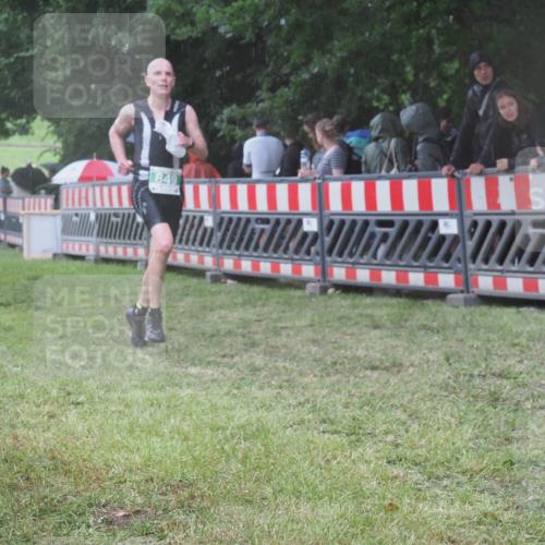 21.06.2025 - 27. Vierlanden-Triathlon KatJ http://msf.ph/oto/8033459 15.06.2025 13:45:14 Ziel 849, 1127 meine-sportfotos.de