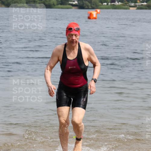 21.06.2025 - 27. Vierlanden-Triathlon Lena Gebhardt http://msf.ph/oto/8033469 15.06.2025 11:17:34 Schwimmen 849, 973 meine-sportfotos.de