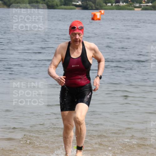 21.06.2025 - 27. Vierlanden-Triathlon Lena Gebhardt http://msf.ph/oto/8033475 15.06.2025 11:17:34 Schwimmen 849, 973 meine-sportfotos.de