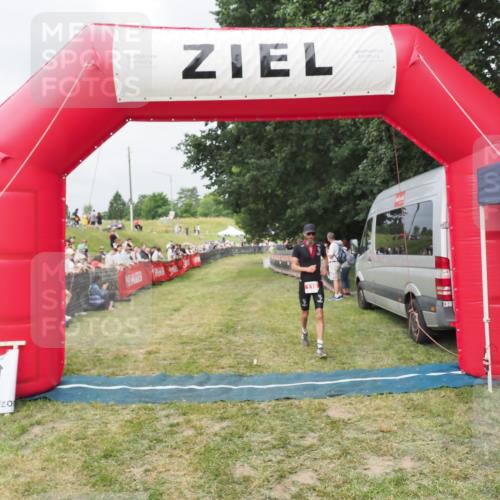 21.06.2025 - 27. Vierlanden-Triathlon MichiJ http://msf.ph/oto/8033477 15.06.2026 12:55:18 Ziel 116 meine-sportfotos.de