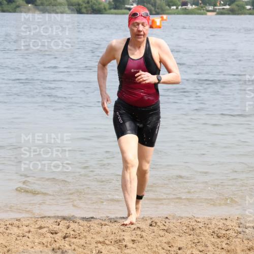 21.06.2025 - 27. Vierlanden-Triathlon Lena Gebhardt http://msf.ph/oto/8033486 15.06.2025 11:17:34 Schwimmen 849, 973 meine-sportfotos.de