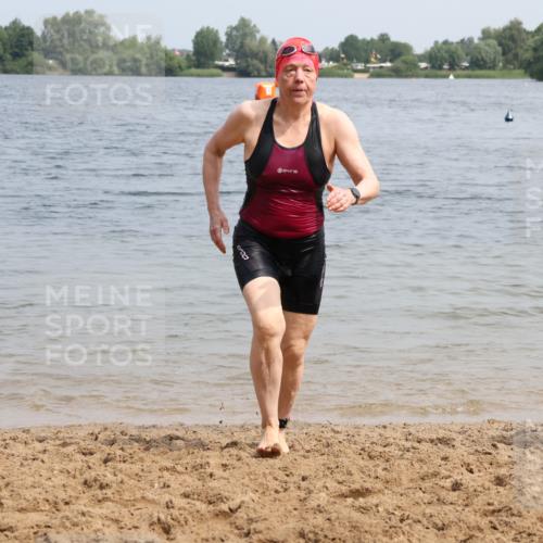 21.06.2025 - 27. Vierlanden-Triathlon Lena Gebhardt http://msf.ph/oto/8033491 15.06.2025 11:17:35 Schwimmen 849, 973 meine-sportfotos.de