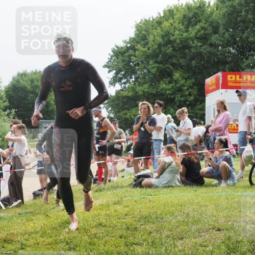 15.06.2025 - 27. Vierlanden-Triathlon KatJ http://msf.ph/oto/8033502 15.06.2025 11:15:59 Schwimmen 919, 946, 951, 963 meine-sportfotos.de
