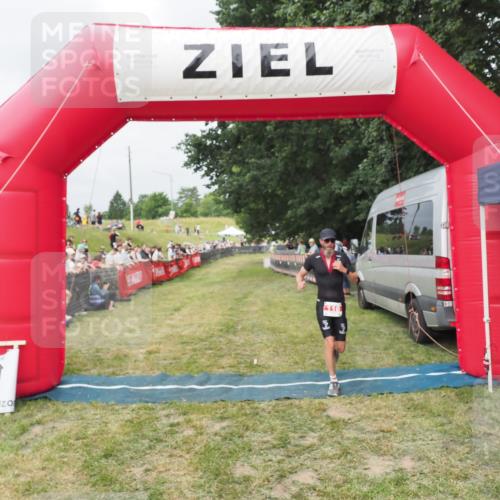 21.06.2025 - 27. Vierlanden-Triathlon MichiJ http://msf.ph/oto/8033506 15.06.2026 12:55:18 Ziel 116 meine-sportfotos.de